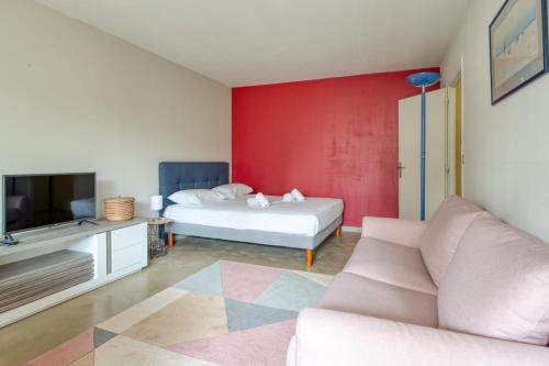昂蒂布的住宿－Studio Rostagne - Welkeys，客厅配有沙发和1张床