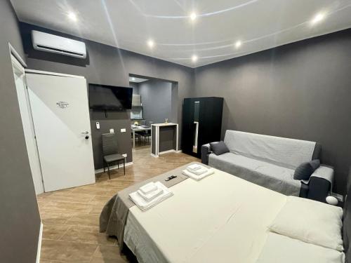 uma sala de estar com uma cama e um sofá em B&B Miramare Suite Borgo em Taranto