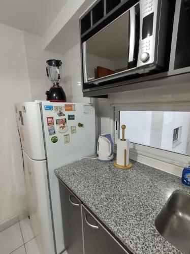 Una cocina o kitchenette en Hermoso Departamento 2 amb con cochera en Plaza Mitre