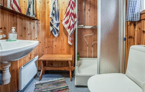 A bathroom at Stunning Home In Tynset With House A Mountain View