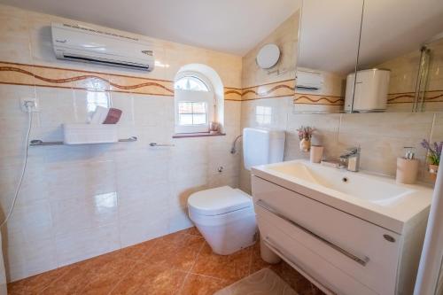 Ένα μπάνιο στο Apartments Laganini
