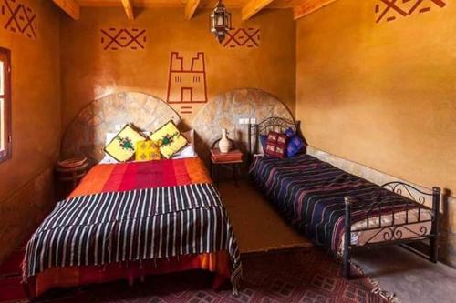 a bedroom with two beds in a room at Auberge restaurant Afoud in Agoudal