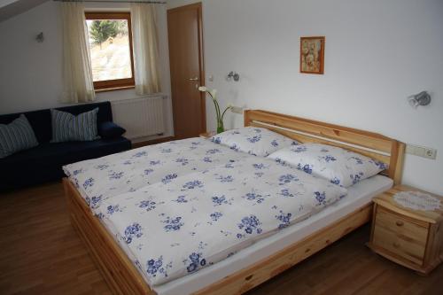 Una cama o camas en una habitación de Steinerhof