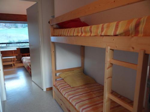 une chambre avec deux lits superposés dans une pièce dans l'établissement Villard-de-Lans : Joli studio mezzanine 4 pers, proche navette ski et ludiparc - FR-1-515-114, à Villard-de-Lans