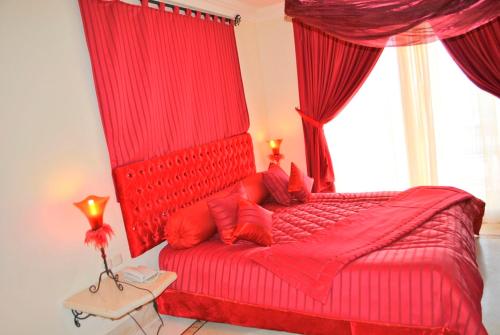Una cama o camas en una habitación de Hotel de charme et SPA Dar El Bhar