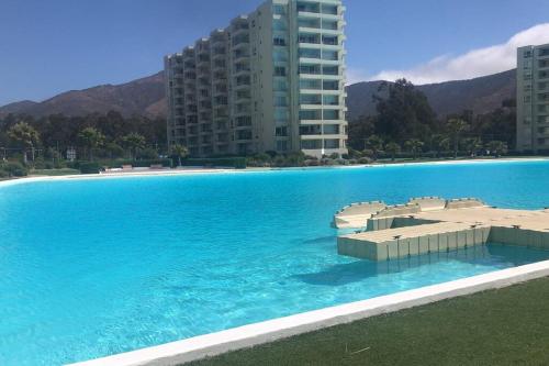 a large swimming pool in front of a building at PAPUDO LAGUNA in Papudo