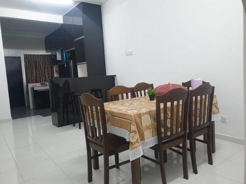 - une salle à manger avec une table et des chaises dans l'établissement HOMESTAY IMPIAN QASEH MANJUNG (MUSLIM), à Seri Manjung