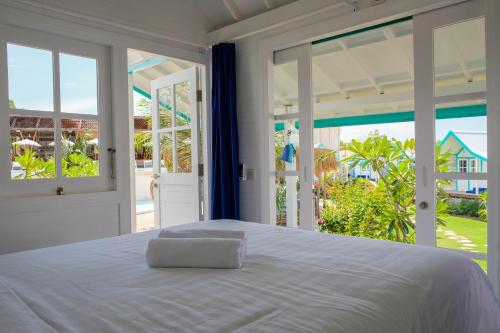 A bed or beds in a room at Le Pirate Gili Meno - Adults Only