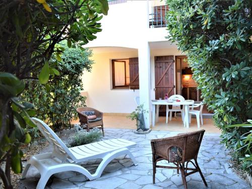 Appartement Cosy avec Terrasse, Piscine & Parking, Proche Plages – 2 Pièces pour 4 à Cavalaire - FR-1-226B-108