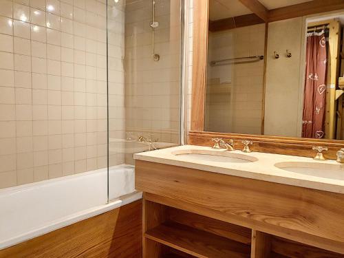 une salle de bain avec un lavabo, un miroir et une baignoire dans l'établissement Studio Cabine Confortable, Central, Balcon Sud, 3 min des Pistes - FR-1-518-121, à Val dʼIsère