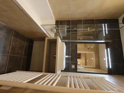 Kúpeľňa v ubytovaní Studio rénové avec mezzanine, balcon, à 10 min des pistes – Val-d'Isère Centre - FR-1-518-123