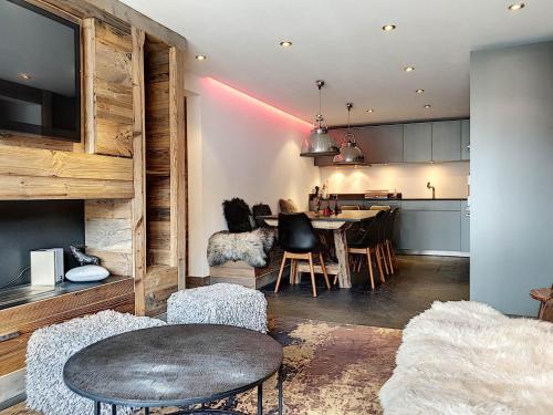 3 Pièces + Cabine, Centre Val d'Isère, Grand Standing, Balcon Sud, Proche Pistes - FR-1-518-87