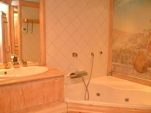 een badkamer met een bad, een wastafel en een bad bij Appartement Flaine, 4 pièces, 10 personnes - FR-1-425-118 in Flaine