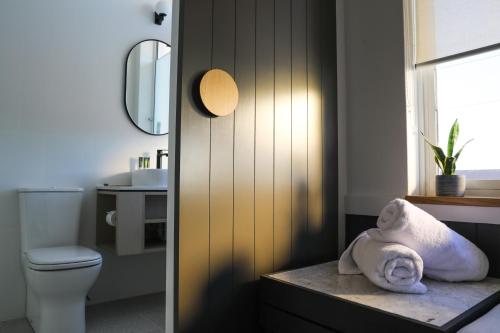 uma casa de banho com WC e uma toalha no balcão em Beach Road Hotel em Sydney
