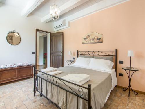 Tempat tidur dalam kamar di Holiday Home in Marche region with Private Swimming Pool