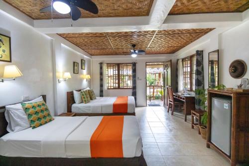 Un pat sau paturi într-o cameră la Oasis Resort