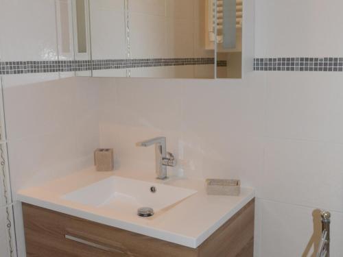 uma casa de banho com um lavatório e um espelho em Appartement Flaine, 2 pièces, 6 personnes - FR-1-425-145 em Flaine