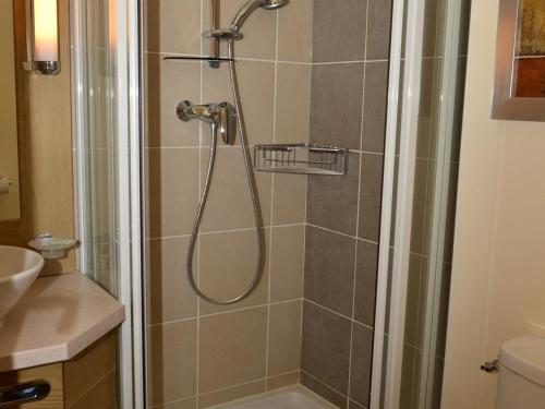 ein Badezimmer mit Dusche mit Glastür in der Unterkunft Appartement 3 pièces avec cheminée, accès pistes, piscine, spa, WIFI - Flaine Montsoleil - FR-1-425-140 in Flaine