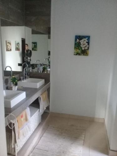 Baño con 2 lavabos y espejo en Los Aguarybayes en La Banda