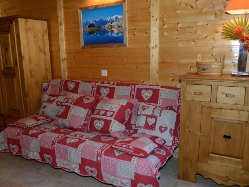 uma sala de estar com um sofá vermelho numa cabina em Studio Flaine, 1 pièce, 4 personnes - FR-1-425-178 em Flaine