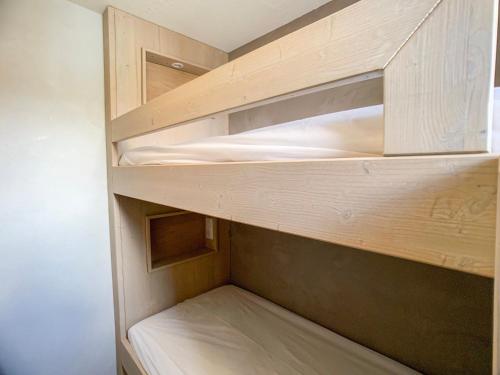 an empty closet with wooden shelves in a room at Studio Tignes, 1 pièce, 4 personnes - FR-1-502-286 in Tignes