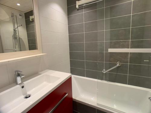a bathroom with a sink and a mirror at Appartement Tignes, 2 pièces, 6 personnes - FR-1-502-288 in Tignes