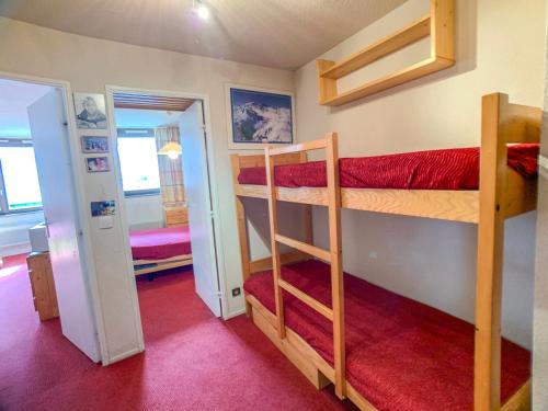 a room with two bunk beds and a hallway at Appartement Tignes, 2 pièces, 6 personnes - FR-1-502-288 in Tignes