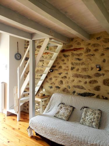 - une chambre avec un canapé et des escaliers dans l'établissement La Chabanade, à Saint-Pierre-Eynac