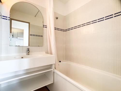une salle de bain blanche avec un lavabo et une baignoire dans l'établissement Appartement 6 pers. à Tignes Val Claret - Accès direct aux pistes, balcon, animaux acceptés - FR-1-502-289, à Tignes