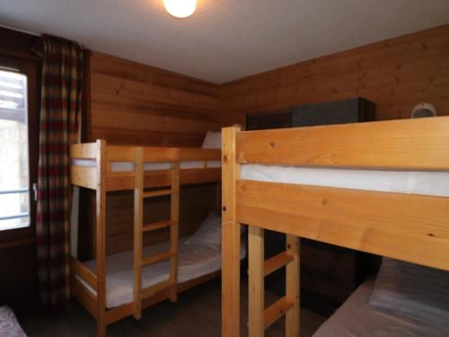 a room with two bunk beds and a window at Appartement Tignes, 2 pièces, 6 personnes - FR-1-502-290 in Tignes