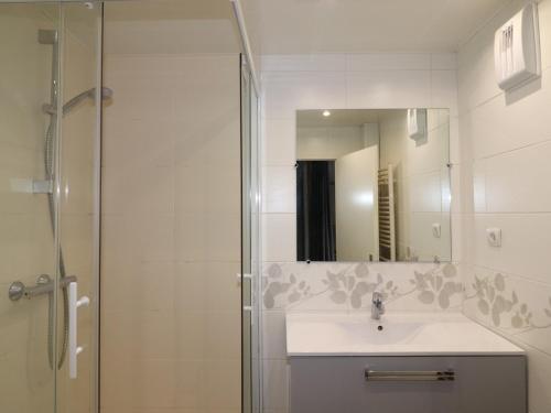 a bathroom with a sink and a shower at Appartement Tignes, 2 pièces, 6 personnes - FR-1-502-290 in Tignes