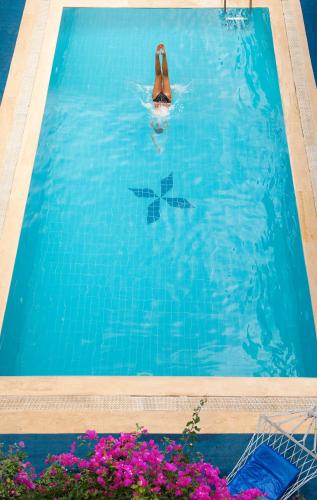 a person swimming in a swimming pool at Hotel Kayahan in Kas