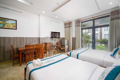 Giường trong phòng chung tại Nice House Hotel - Near My Khe Beach