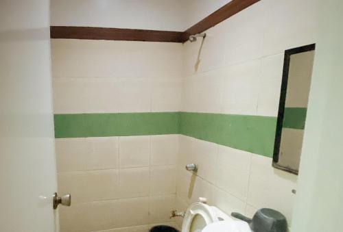 A bathroom at RedDoorz @ Sukitel Budget Hotel Nasugbu