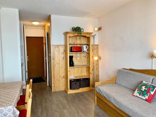 a small room with a bed and a couch at Studio Tignes, 1 pièce, 3 personnes - FR-1-502-322 in Tignes