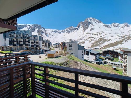 - un balcon offrant une vue sur une ville avec des montagnes enneigées dans l'établissement Studio cosy avec balcon · Proche pistes et commerces · Val Claret, Tignes - FR-1-502-322, à Tignes