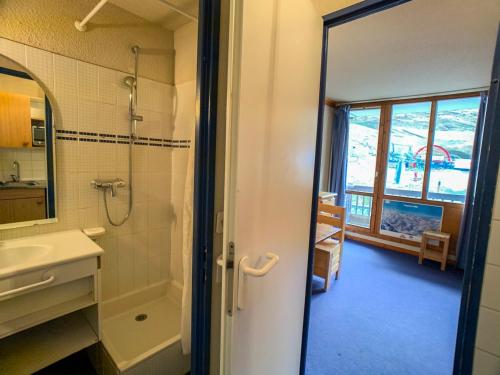 une salle de bain avec une douche, un lavabo et un miroir dans l'établissement Studio ski aux pieds avec balcon, accepte animaux - FR-1-502-342, à Tignes