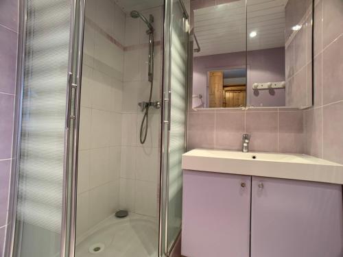 Kúpeľňa v ubytovaní Studio rénové, proche pistes et commerces, balcon, animaux acceptés - FR-1-502-311
