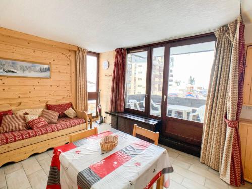 un salon avec un canapé et une table dans l'établissement Studio rénové, proche pistes et commerces, balcon, animaux acceptés - FR-1-502-311, à Tignes