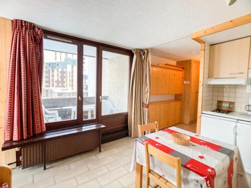 Studio rénové proche pistes et commerces avec balcon, animaux admis
