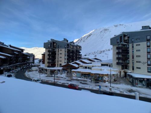 Studio rénové proche pistes et commerces avec balcon, animaux admis