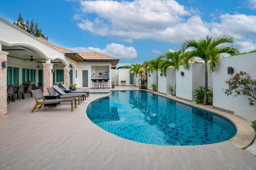 een zwembad voor een huis met een patio bij Orchid Paradise Homes 515 in Hua Hin