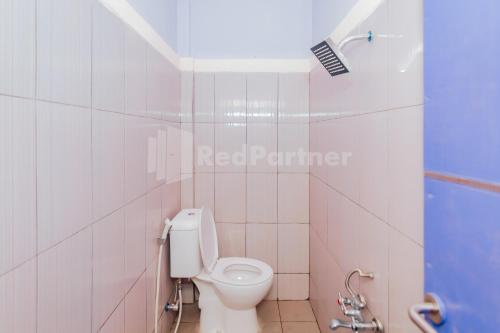 Kamar mandi di Ungu Kangen Hotel Bogor Mitra RedDoorz