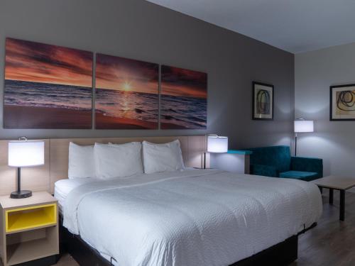 Cama o camas de una habitación en Days Inn & Suites by Wyndham Savannah North I-95