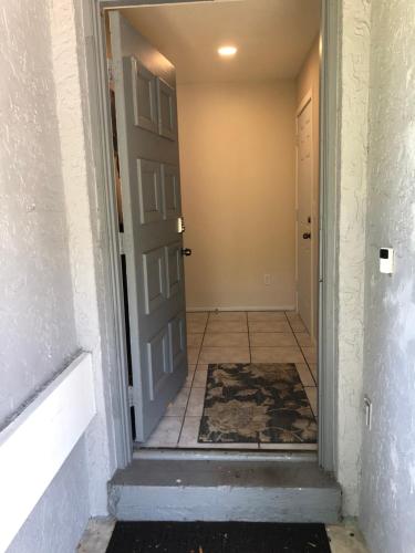 a hallway with a door and a tile floor at Sanford Lake Mary Quiet Rooms in Sanford