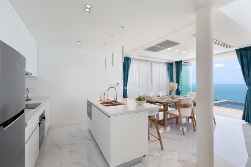 Η κουζίνα ή μικρή κουζίνα στο Villa The Wave 2 Residence
