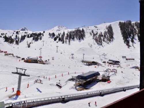 Studio rénové ski au pied avec balcon à Plagne Bellecôte