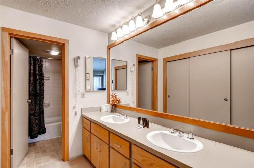 Ένα μπάνιο στο 3 Bedroom Mountain Condo In Lakeside Village Near Keystone Lake With Complimentary Shuttle Service