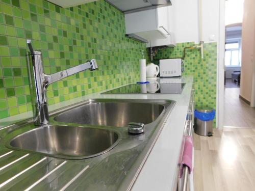 Dapur atau dapur kecil di CityApartment-Maribor