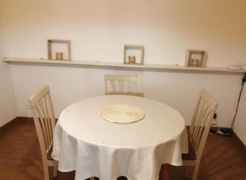 una mesa blanca con sillas y un mantel blanco sobre ella en Studio meublé à Nyons, en Nyons